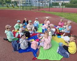 dzieci i nauczyciele podczas obchodów Dnia Pustej Klasy