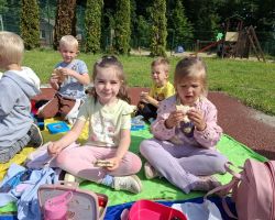 dzieci i nauczyciele podczas obchodów Dnia Pustej Klasy