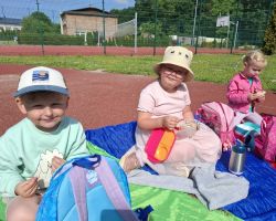 dzieci i nauczyciele podczas obchodów Dnia Pustej Klasy