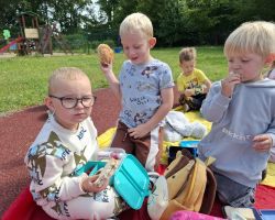 dzieci i nauczyciele podczas obchodów Dnia Pustej Klasy