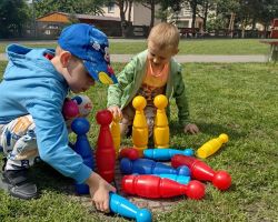 dzieci i nauczyciele podczas obchodów Dnia Pustej Klasy