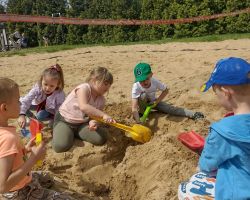 dzieci i nauczyciele podczas obchodów Dnia Pustej Klasy
