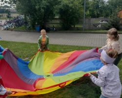 dzieci i nauczyciele podczas obchodów Dnia Pustej Klasy