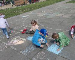 dzieci i nauczyciele podczas obchodów Dnia Pustej Klasy