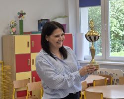 dzieci i dorośli podczas rozdania nagród z okazji akcji Rowerowa Stolica Polski