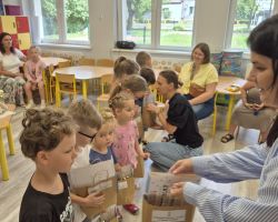 dzieci i dorośli podczas rozdania nagród z okazji akcji Rowerowa Stolica Polski