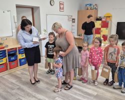 dzieci i dorośli podczas rozdania nagród z okazji akcji Rowerowa Stolica Polski