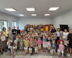 dzieci i dorośli podczas rozdania nagród z okazji akcji Rowerowa Stolica Polski