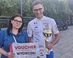 dzieci i dorośli podczas rozdania nagród z okazji akcji Rowerowa Stolica Polski
