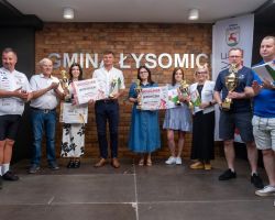 dzieci i dorośli podczas rozdania nagród z okazji akcji Rowerowa Stolica Polski