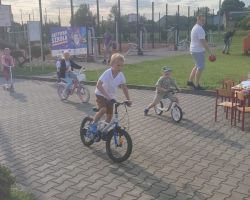 dzieci i dorośli podczas rozdania nagród z okazji akcji Rowerowa Stolica Polski