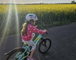 dzieci i dorośli podczas rozdania nagród z okazji akcji Rowerowa Stolica Polski