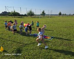 dzieci wykonują ćwiczenia gimnastyczne