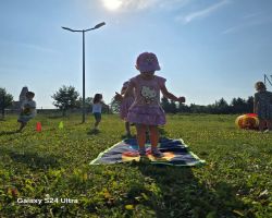 dzieci wykonują ćwiczenia gimnastyczne