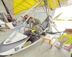 dzieci zwiedzają lotnisko