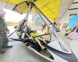 dzieci zwiedzają lotnisko