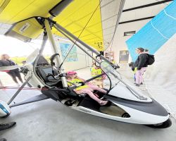 dzieci zwiedzają lotnisko