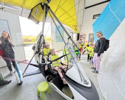 dzieci zwiedzają lotnisko