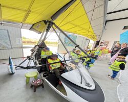 dzieci zwiedzają lotnisko