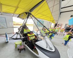 dzieci zwiedzają lotnisko