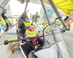 dzieci zwiedzają lotnisko