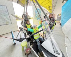 dzieci zwiedzają lotnisko