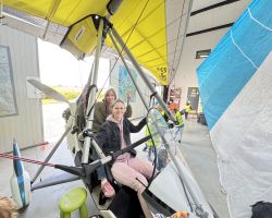 dzieci zwiedzają lotnisko