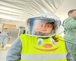 dzieci zwiedzają lotnisko