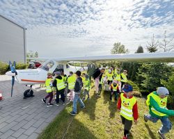 dzieci zwiedzają lotnisko