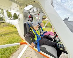 dzieci zwiedzają lotnisko