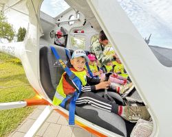 dzieci zwiedzają lotnisko