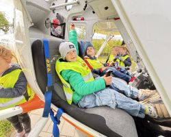 dzieci zwiedzają lotnisko