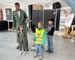 dzieci zwiedzają lotnisko