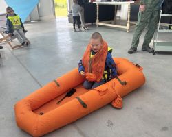 dzieci zwiedzają lotnisko