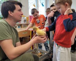 dzieci i dorośli podczas spotkania ze zwięrzętami wiejskimi