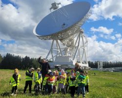 dzieci i dorośli podczas wizyty w obserwatorium astronomicznym