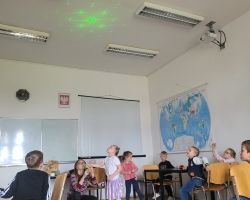 dzieci i dorośli podczas wizyty w obserwatorium astronomicznym