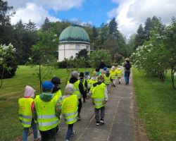 dzieci i dorośli podczas wizyty w obserwatorium astronomicznym