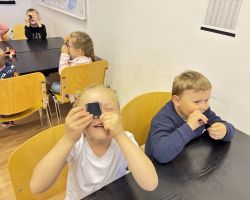 dzieci i dorośli podczas wizyty w obserwatorium astronomicznym