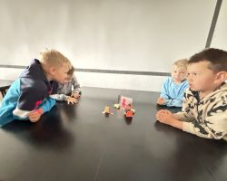 dzieci i dorośli podczas wizyty w obserwatorium astronomicznym