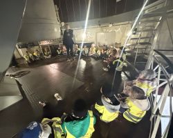 dzieci i dorośli podczas wizyty w obserwatorium astronomicznym