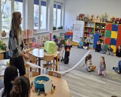 dzieci podczas zajęć otwartych poznają czym zajmuje się Paleontolog