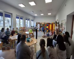 dzieci podczas zajęć otwartych poznają czym zajmuje się Paleontolog