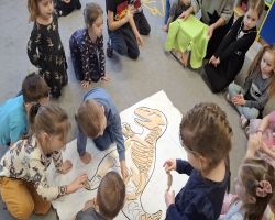 dzieci podczas zajęć otwartych poznają czym zajmuje się Paleontolog
