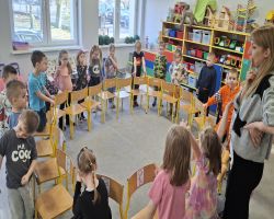 dzieci podczas zajęć otwartych poznają czym zajmuje się Paleontolog