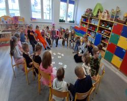 dzieci podczas zajęć otwartych poznają czym zajmuje się Paleontolog