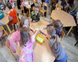 dzieci podczas zajęć otwartych poznają czym zajmuje się Paleontolog