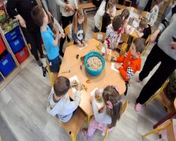 dzieci podczas zajęć otwartych poznają czym zajmuje się Paleontolog