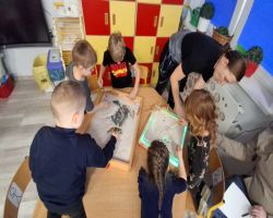 dzieci podczas zajęć otwartych poznają czym zajmuje się Paleontolog