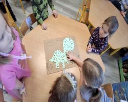 dzieci podczas zajęć otwartych poznają czym zajmuje się Paleontolog